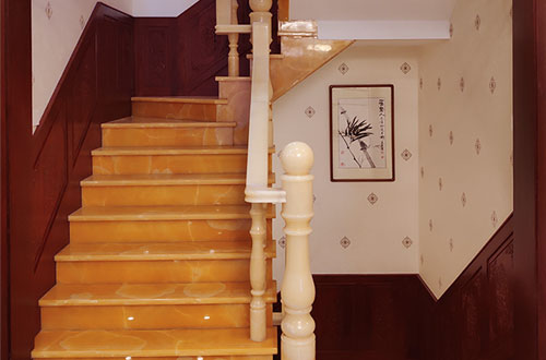海宁中式别墅室内汉白玉石楼梯的定制安装装饰效果