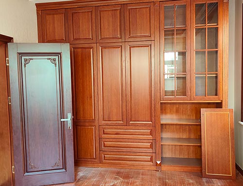 海宁中式家庭装修里定制的实木衣柜效果图
